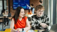 Doradztwo finansowe | Studia I stopnia w Poznaniu | Uniwersytet WSB Merito w Poznaniu: para studentów analizuje dokumenty