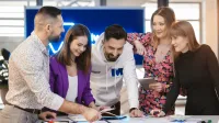 Filologia | Studia I stopnia w Poznaniu | Uniwersytet WSB Merito w Poznaniu: grupa analizuje dokumenty
