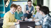 Inżynieria zarządzania - studia inżynierskie | Studia I stopnia w Poznaniu | Uniwersytet WSB Merito w Poznaniu: Grupa studentów wspólnie analizuje dokumenty