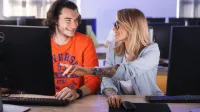 Komunikacja społeczna i media | Studia I stopnia w Poznaniu | Uniwersytet WSB Merito w Poznaniu: dwie osoby rozmawiają przy laptopie
