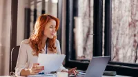 E-biznes | Studia I stopnia w Poznaniu | Uniwersytet WSB Merito w Poznaniu: kobieta pracuje przy laptopie