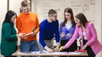 Finanse i rachunkowość | Studia I stopnia w Poznaniu | Uniwersytet WSB Merito w Poznaniu: Grupa studentów wspólnie pracuje nad materiałami przy stole