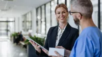 Marketing i sprzedaż | Studia I stopnia w Poznaniu | Uniwersytet WSB Merito w Poznaniu: dwie osoby rozmawiają na korytarzy w przychodni