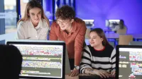 Informatyka | Studia I stopnia w Poznaniu | Uniwersytet WSB Merito w Poznaniu: grupa studentów w sali informatycznej