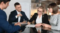 Prawo w biznesie | Studia I stopnia w Poznaniu | Uniwersytet WSB Merito w Poznaniu: grupa analizuje dokumenty prawne