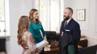 Prawo w biznesie | Studia I stopnia w Poznaniu | Uniwersytet WSB Merito w Poznaniu: prawnicy rozmawaiają w kancelarii