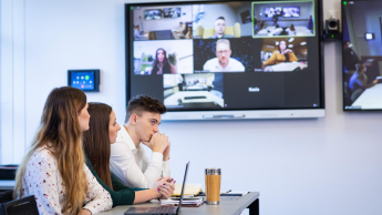 Poznaj nas | Uniwersytet WSB Merito w Poznaniu: Poznań - studenci w sali hybrydowej