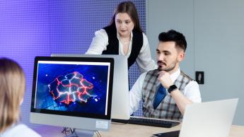 Bezpieczeństwo wewnętrzne | Studia I stopnia w Poznaniu | Uniwersytet WSB Merito w Poznaniu: poznan_lic_bezpieczeństwo wewnętrzne_studenci przy komputerze