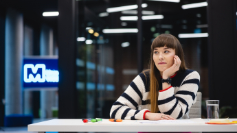 Bankowość cyfrowa | Studia podyplomowe w Poznaniu | Uniwersytet WSB Merito w Poznaniu: Główna grafika: Poznań - studia podyplomowe - Uczestniczka studiów podyplomowych podczas sesji zdjęciowej w tle logo Merito