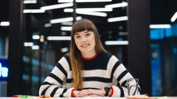 Akademia zarządzania zmianą i strategią | Studia podyplomowe w Poznaniu | Uniwersytet WSB Merito w Poznaniu: Główna grafika: Poznań - studia podyplomowe - Uczestniczka studiów podyplomowych podczas sesji zdjęciowej