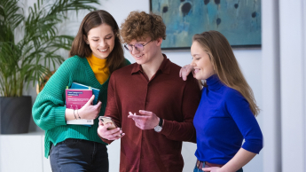 Kryminologia i kryminalistyka | Studia II stopnia ze studiami podyplomowymi  | Uniwersytet WSB Merito w Poznaniu: Grafika główna: poznaj WSB Merito Poznań - studenci podczas przerwy między zajęciami