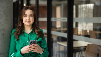 Bankowość i usługi finansowe | Studia II stopnia w Poznaniu | Uniwersytet WSB Merito w Poznaniu: Studentka a biznesowej aranżacji.