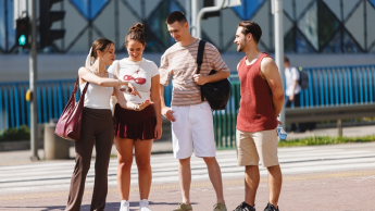 Podatki i doradztwo podatkowe | Studia I stopnia w Poznaniu | Uniwersytet WSB Merito w Poznaniu: Grupa studentów na przejściu dla pieszych
