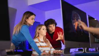 Informatyka (Information Technology – BSc. degree program) | Studia I stopnia w Poznaniu | Uniwersytet WSB Merito w Poznaniu: grupa studentów omawia projekt przed monitorem