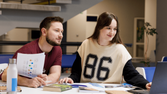 Marketing i sprzedaż (Marketing and Sales) | Studia II stopnia w Poznaniu | Uniwersytet WSB Merito w Poznaniu: studenci analizują dane z laptopa
