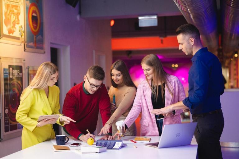 Nasze wartości | Uniwersytet WSB Merito w Poznaniu: studenci przy biurku, Poznań