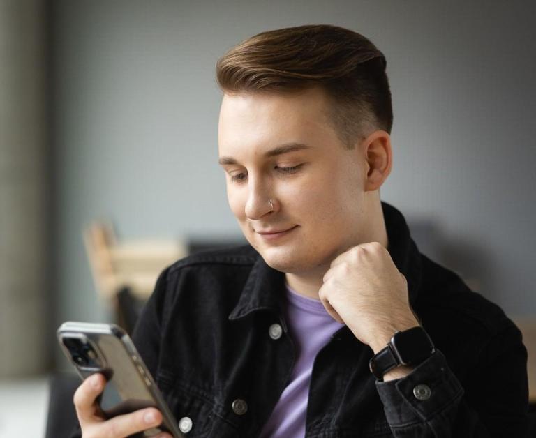 Strefa studenta | Uniwersytet WSB Merito w Poznaniu: Poznań student z telefonem
