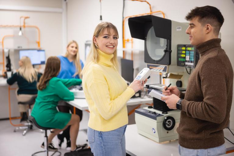 Organizacje i koła naukowe | Uniwersytet WSB Merito w Poznaniu: Studenci w laboratorium technicznym pracują z nowoczesnym sprzętem, ucząc się praktycznych umiejętności inżynierskich.