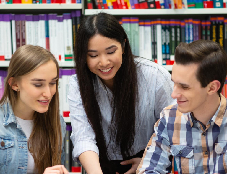 Stypendia i zniżki | Uniwersytet WSB Merito w Poznaniu: Poznań - stypendia i zniżki II stopień - studenci w bibliotece
