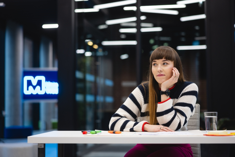 Zarządzanie bezpieczeństwem | Studia II stopnia ze studiami podyplomowymi  | Uniwersytet WSB Merito w Poznaniu: Główna grafika: Poznań - studia podyplomowe - Uczestniczka studiów podyplomowych podczas sesji zdjęciowej w tle logo Merito