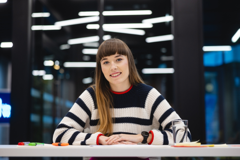 Wczesne wspomaganie rozwoju | Studia podyplomowe w Poznaniu | Uniwersytet WSB Merito w Poznaniu: Główna grafika: Poznań - studia podyplomowe - Uczestniczka studiów podyplomowych podczas sesji zdjęciowej
