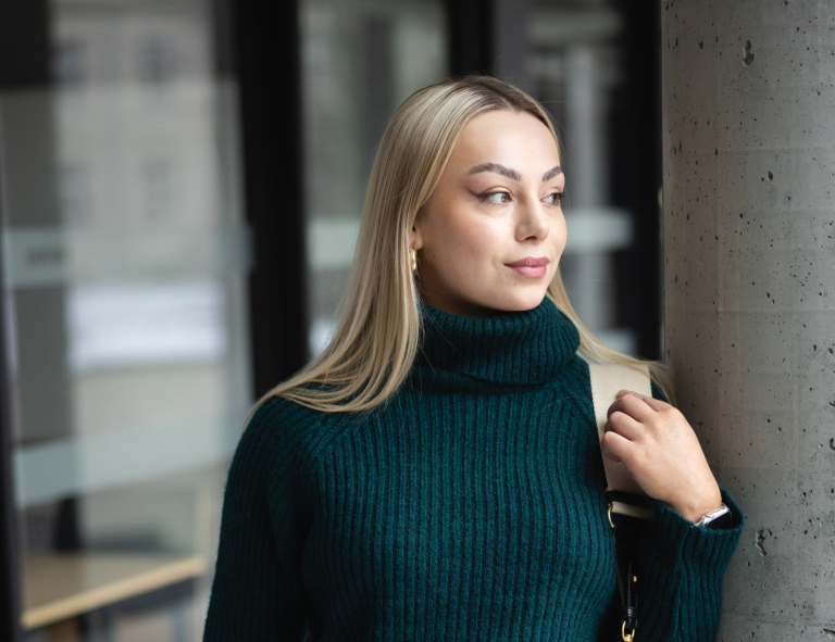 E-commerce | Studia I stopnia w Poznaniu | Uniwersytet WSB Merito w Poznaniu: Zamyślona studentka na Uniwersytecie WSB Merito w Poznaniu.