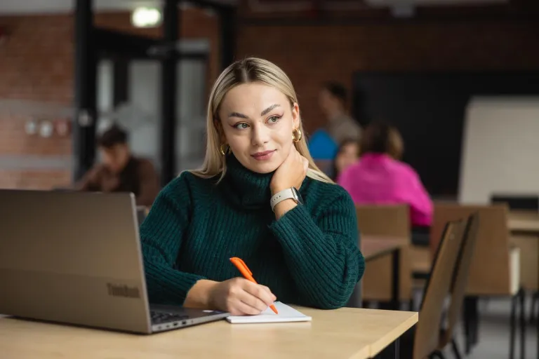Filologia | Studia I stopnia w Poznaniu | Uniwersytet WSB Merito w Poznaniu: Główna grafika: Poznań – studia I stopnia/cyfrowy uniwersytet – studentka z notatkami i laptopem