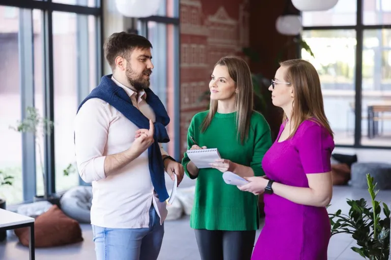 E-marketing | Studia I stopnia w Poznaniu | Uniwersytet WSB Merito w Poznaniu: Trzy osoby rozmawiają.