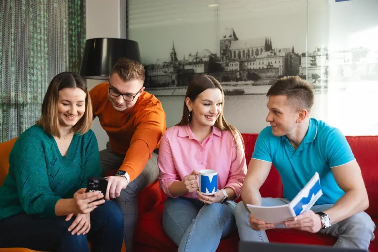 E-biznes | Studia I stopnia w Poznaniu | Uniwersytet WSB Merito w Poznaniu: czwórka studentów, przeglądają notatki i treść w telefonie