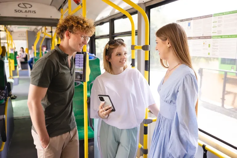 Menedżer eventów i turystyki biznesowej | Studia II stopnia w Poznaniu | Uniwersytet WSB Merito w Poznaniu: Poznań - stypendia i zniżki II stopień - studenci w tramwaju