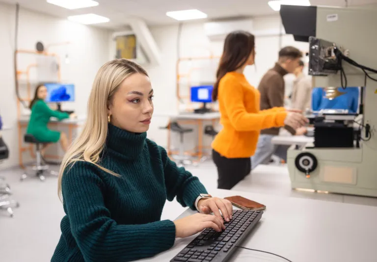 Zarządzanie Bezpieczeństwem | Studia II stopnia w Poznaniu | Uniwersytet WSB Merito w Poznaniu: Studentka pracuje przy komputerze w nowoczesnym laboratorium