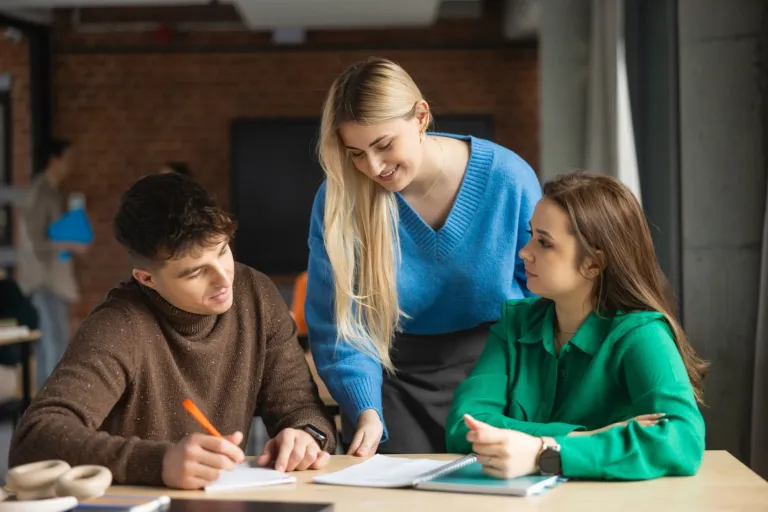 Turystyka i rekreacja | Studia II stopnia w Poznaniu | Uniwersytet WSB Merito w Poznaniu: Poznań - zniżki i dofinansowania - troje studentów nad książkami
