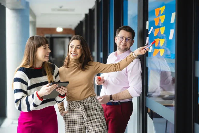 Zarządzanie nowoczesnymi usługami biznesowymi | Studia II stopnia w Poznaniu | Uniwersytet WSB Merito w Poznaniu: Główna grafika: Poznań - studia podyplomowe - Uczestnicy studiów podyplomowych podczas zajęć