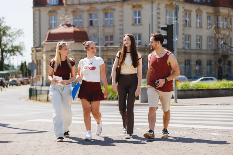 Bezpieczeństwo wewnętrzne | Studia I stopnia w Poznaniu | Uniwersytet WSB Merito w Poznaniu: Spacer ulicami poznania w wykonaniu grupy studentów.