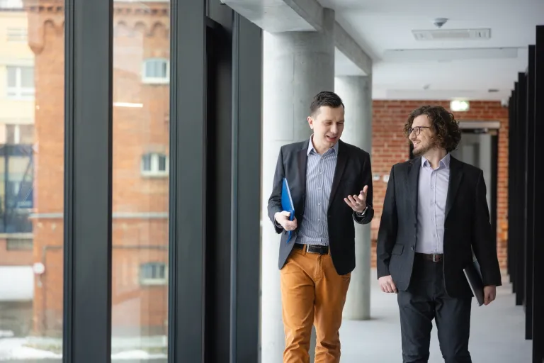 Wycena i zarządzanie nieruchomościami | Studia II stopnia w Poznaniu | Uniwersytet WSB Merito w Poznaniu: Uczestnicy idący korytarzem WSB Merito POznań