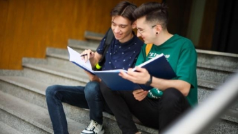Университет ВСБ Мерито в Хожуве | Университеты ВСБ Мерито: studenci na schodach