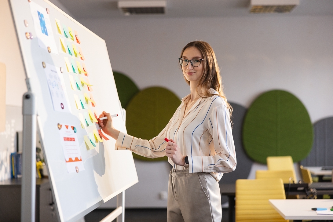 Kobieta stojąca przy tablicy