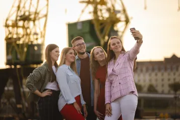 Przeniesienie z innej uczelni | Uniwersytet WSB Merito: Grupa ludzi wykonująca selfie na dworze