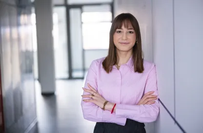 Poradniki - dzielimy się wiedzą | Uniwersytet WSB Merito: Kobieta stojąca w korytarzu