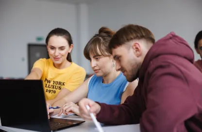 Poradniki - dzielimy się wiedzą | Uniwersytet WSB Merito: Trzy osoby siedzące przy laptopie