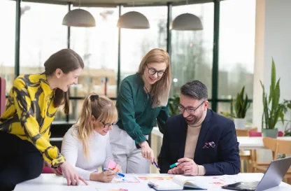 Blog "Okiem Praktyków" | Uniwersytet WSB Merito: grupa uczestników studiów podyplomowych