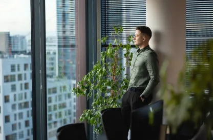 Blog "Okiem Praktyków" | Uniwersytet WSB Merito: Mężczyzna wpatrzony w okno