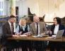 W tyglu różnorodności, czyli ZZL na nowo | Blog "okiem praktyków" | Uniwersytet WSB Merito: czterech uczestników MBA siedzi przy stole i rozmawia- Uniwersytety WSB Merito