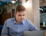 W tyglu różnorodności, czyli ZZL na nowo | Blog "okiem praktyków" | Uniwersytet WSB Merito: Mężczyzna pracujący przy komputerze