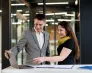 Prospecting, czyli jak zdobywać klientów na rynku B2B | Blog "okiem praktyków" | Uniwersytet WSB Merito: Kobieta  i mężczyzna przy laptopie