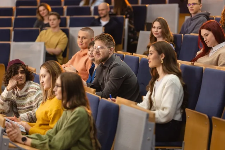 Powrót na studia po kilku latach. Czy można przerwać i wznowić studia? | Uniwersytet WSB Merito: Osoby siedzące w sali wykładowej