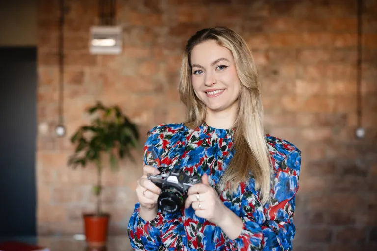 Jakich języków obcych warto się uczyć? Najpopularniejsze języki świata | Uniwersytet WSB Merito: Dziewczyna z aparatem w dłoni