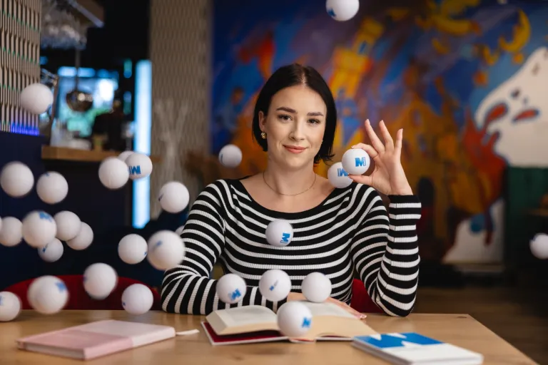 CV to Ty, czyli rola personal brandingu podczas poszukiwania pracy | Blog "okiem praktyków" | Uniwersytet WSB Merito: Dziewczyna z piłeczkami z logo Merito