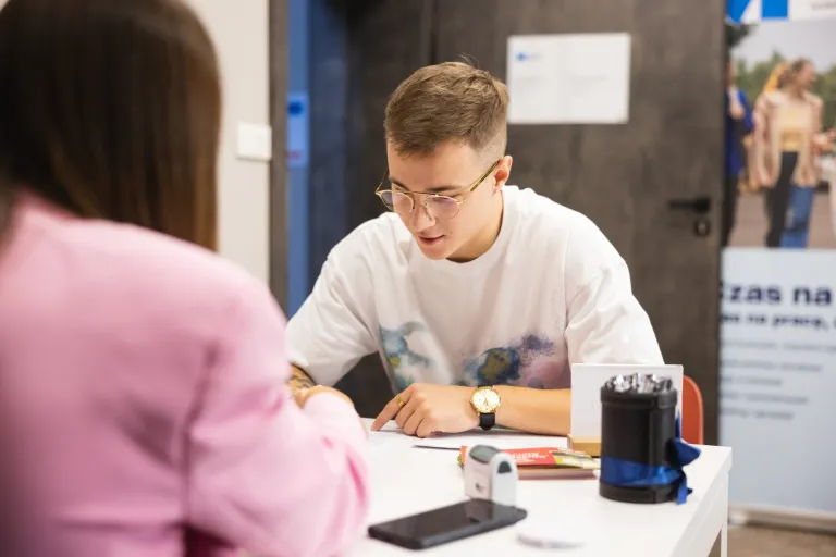 Ciekawe kierunki studiów dla niezdecydowanych | Uniwersytet WSB Merito: Dwoje ludzi spisujących dokumenty