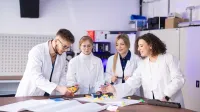 Wyniki wyszukiwania | Uniwersytet WSB Merito Szczecin: grupa studentów w laboratorium